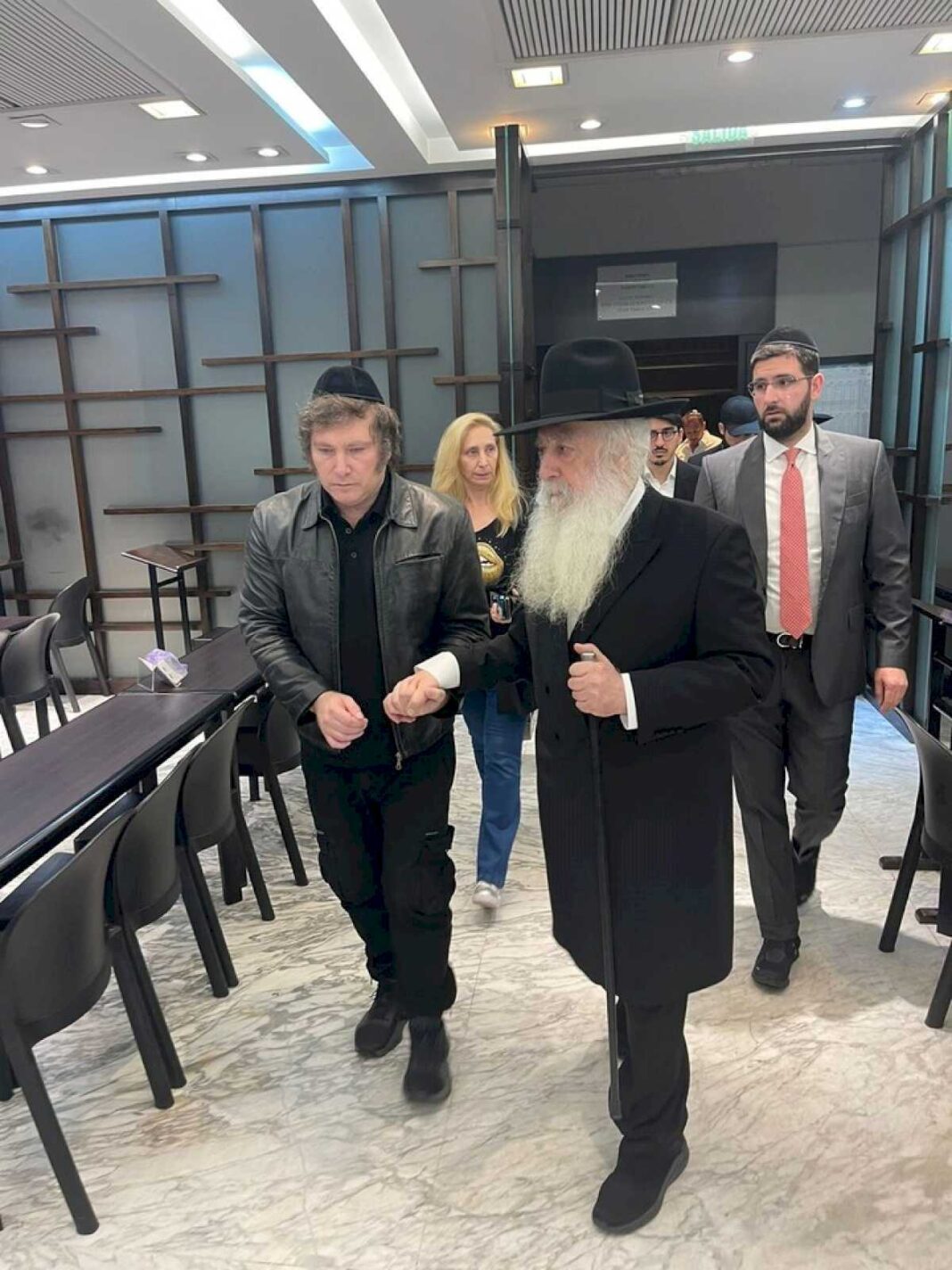 javier-milei-participo-de-una-ceremonia-judia-y-recibio-la-bendicion-del-rabino-david-pinto-shlita