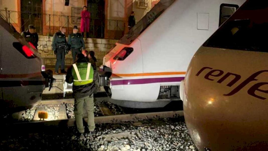 un-incidente-de-dos-trenes-en-malaga-obliga-a-evacuar-a-200-pasajeros