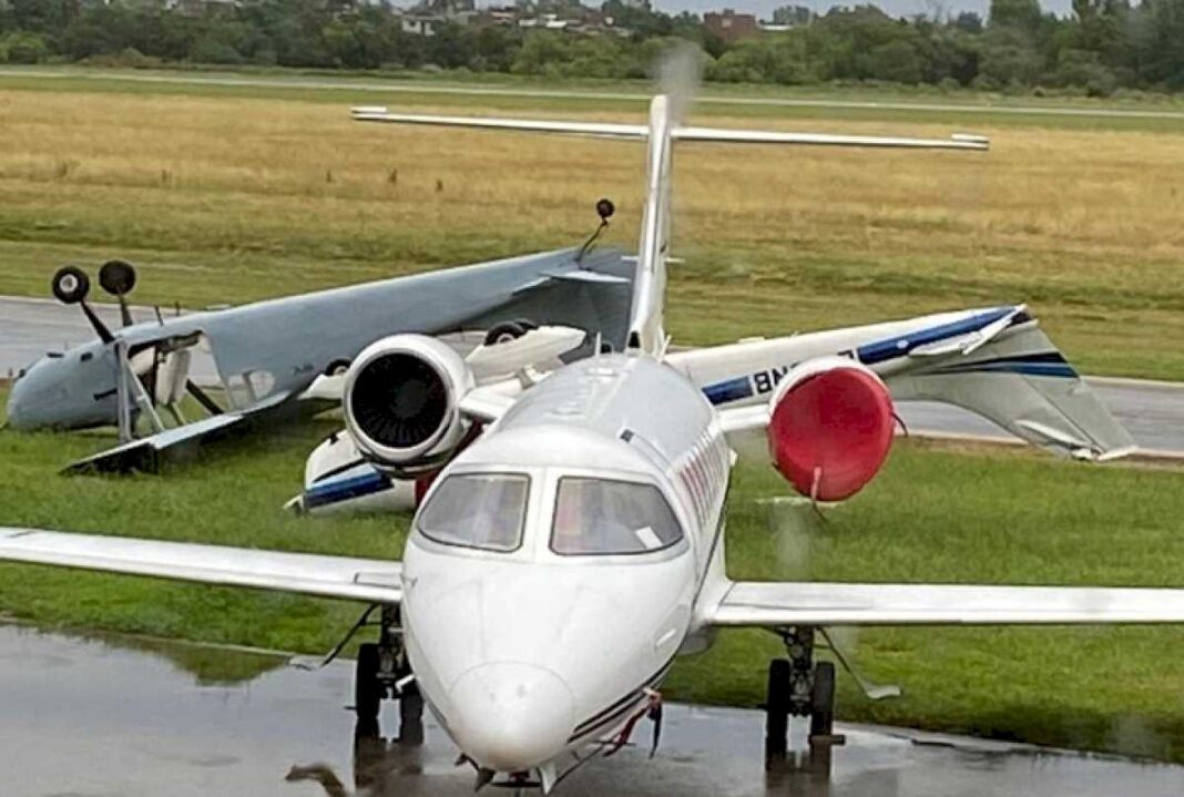 dramaticas-imagenes-del-impacto-del-temporal-en-aeroparque-y-san-fernando:-aviones-dados-vuelta-y-la-escalera-que-cruzo-la-pista-hasta-chocar