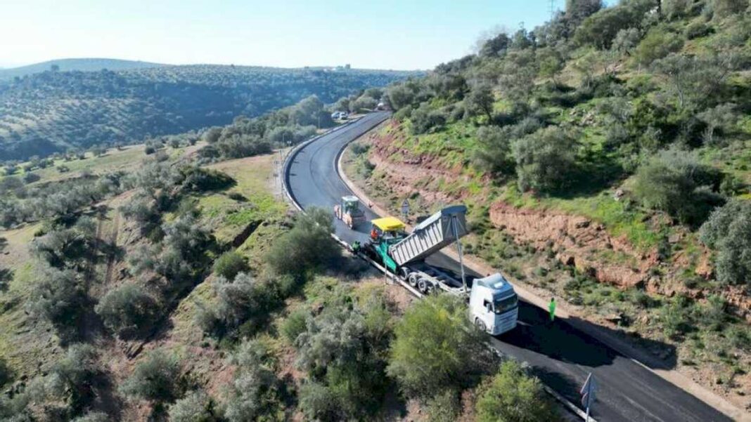 la-junta-repara-el-firme-de-la-carretera-a-420-en-el-termino-municipal-de-montoro