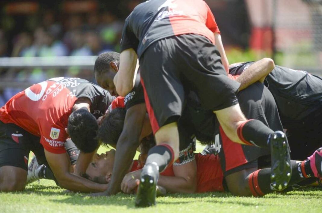 desempate-para-evitar-el-descenso:-la-debacle-de-colon,-de-campeon-y-una-final-internacional-a-luchar-por-la-permanencia