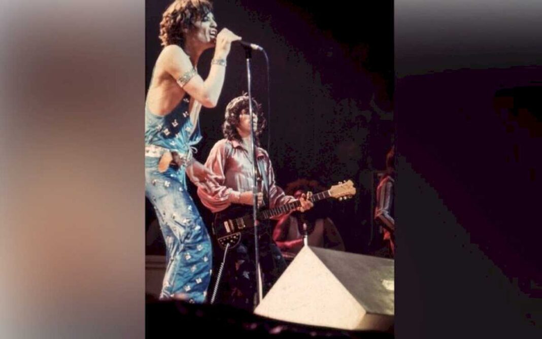 el-dealer-de-los-rolling-stones-que-convivia-con-la-banda-y-les-sacaba-fotos:-acaban-de-aparecer-tomas-ineditas-de-los-anos-70