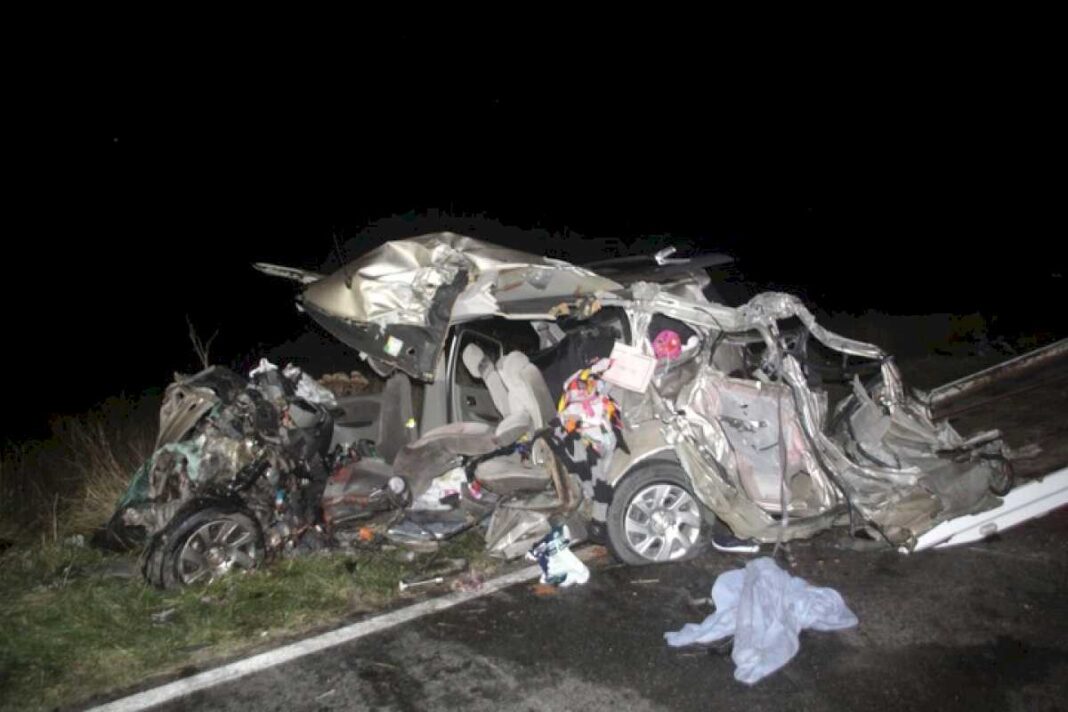 tremendo-accidente-en-necochea:-iban-de-vacaciones-a-la-playa-y-murieron-en-un-choque-frontal-con-un-camion