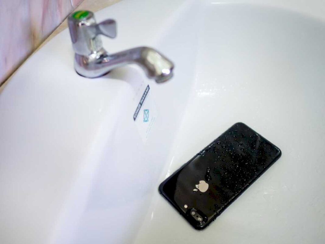 chau-al-mito-del-arroz:-apple-revelo-que-hay-que-hacer-para-secar-un-iphone-mojado