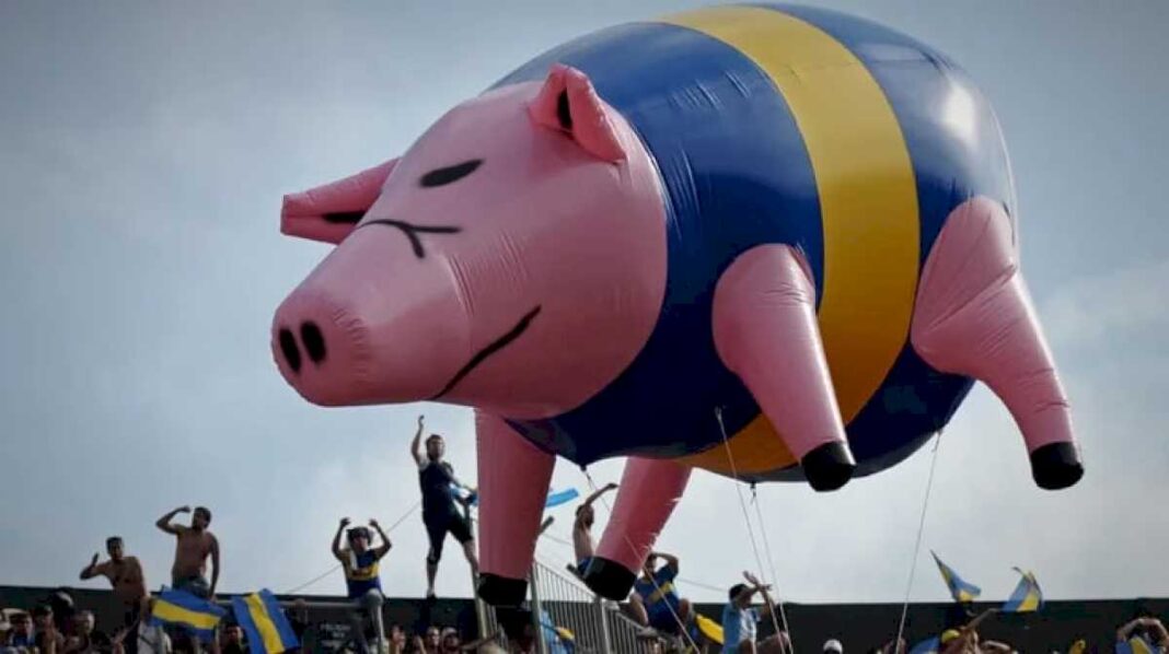 el-dia-que-un-chancho-inflable-sobrevolo-el-estadio-monumental-en-un-superclasico-y-tuvo-un-final-inesperado