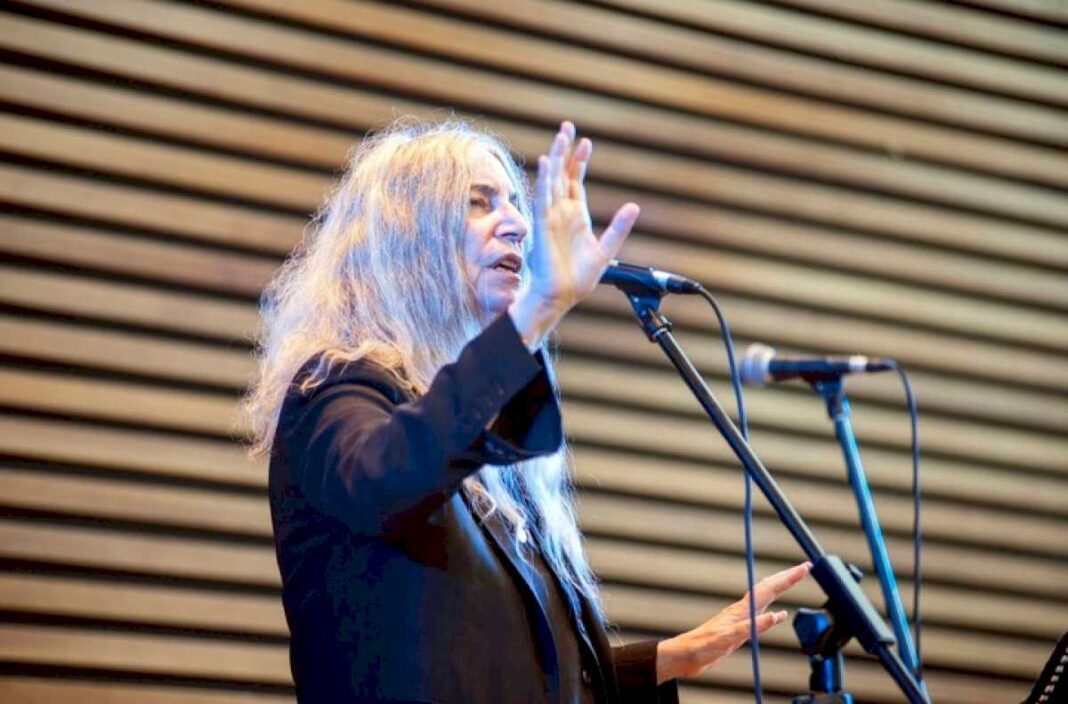 patti-smith-sigue-sorprendiendo-a-los-77-anos-con-un-nuevo-show-poetico-musical-contra-la-violencia-y-la-crisis-ambiental