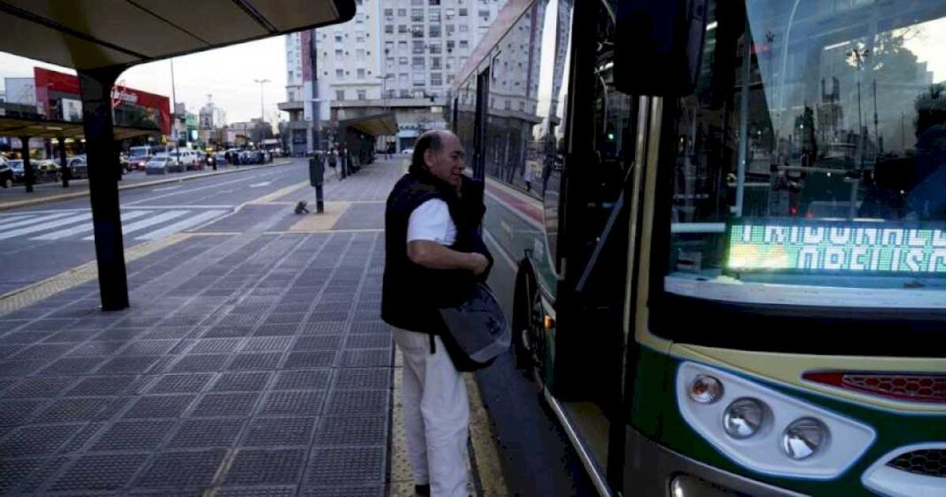 sorpresivo-paro-de-colectivos-en-el-amba:-que-lineas-suspenden-su-servicio-desde-esta-medianoche