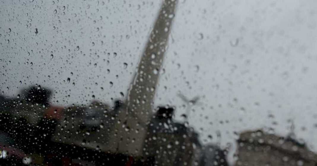 diluvia-en-la-ciudad-y-el-gran-buenos-aires:-calles-anegadas-y-caida-de-arboles-por-las-fuertes-tormentas