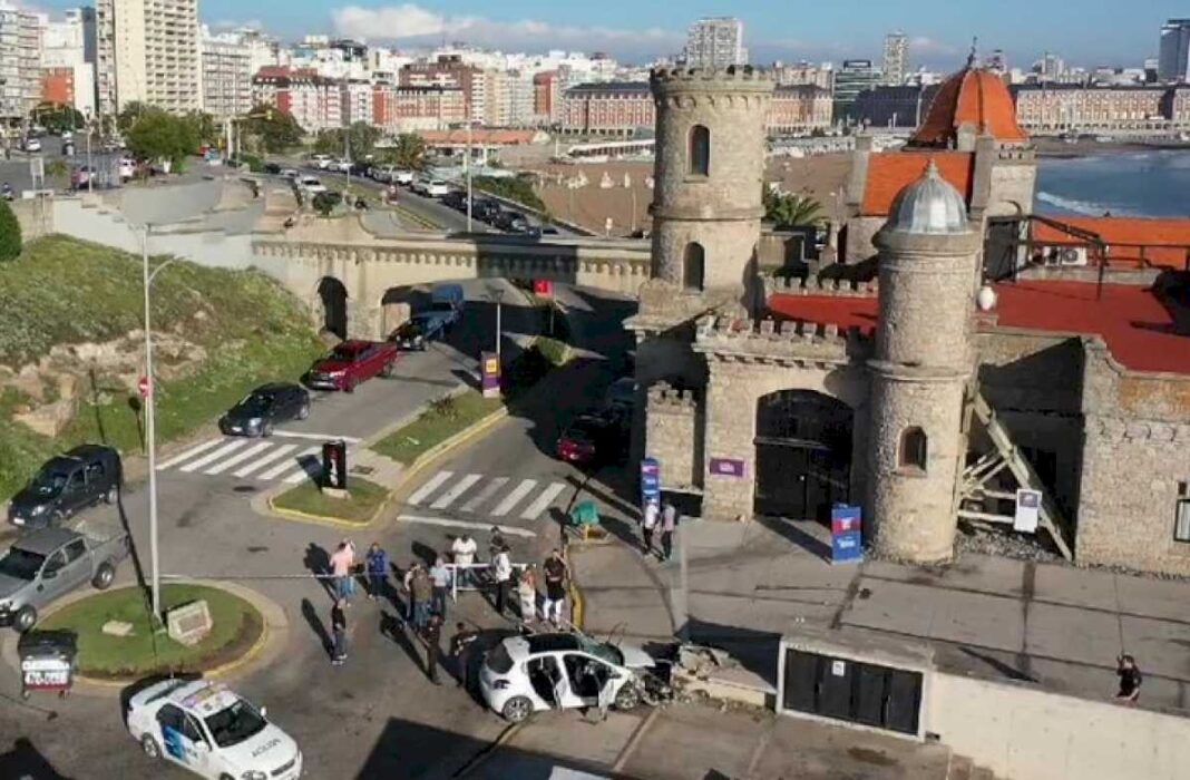 un-auto-con-pedido-de-captura-se-estrello-contra-un-paredon-del-torreon-del-monje-en-mar-del-plata:-un-joven-murio-y-otros-tres-resultaron-heridos