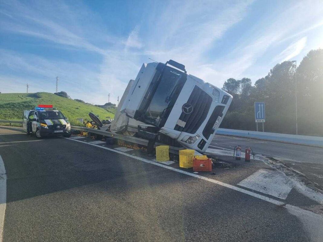 vuelca-un-camion-con-naranjas-en-la-a-4-a-la-altura-de-las-quemadas