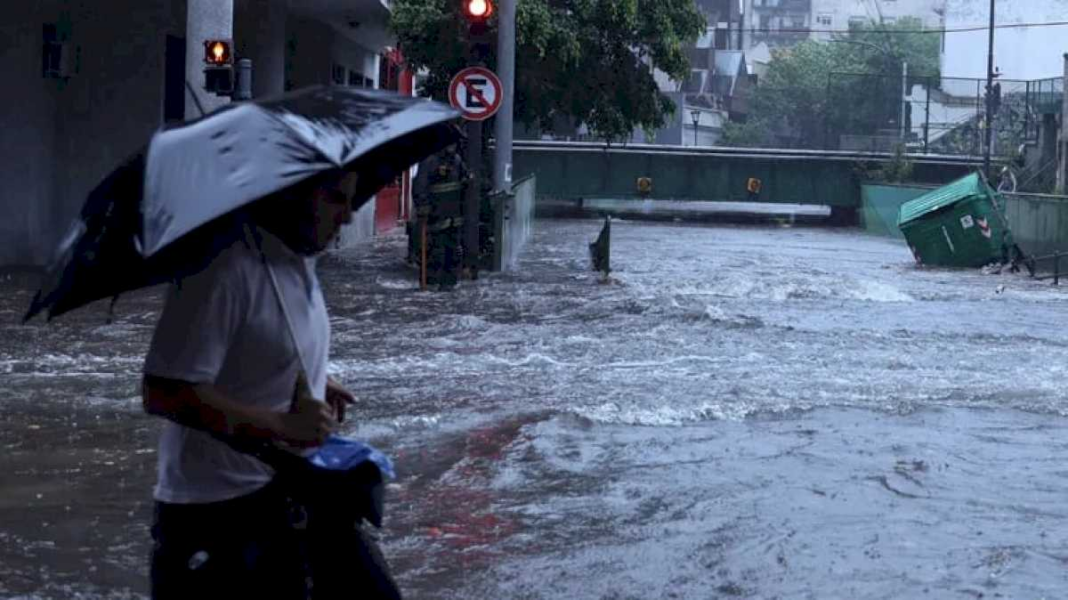 diluvia-en-amba:-alerta-por-granizo,-calles-anegadas-y-vuelos-demorados