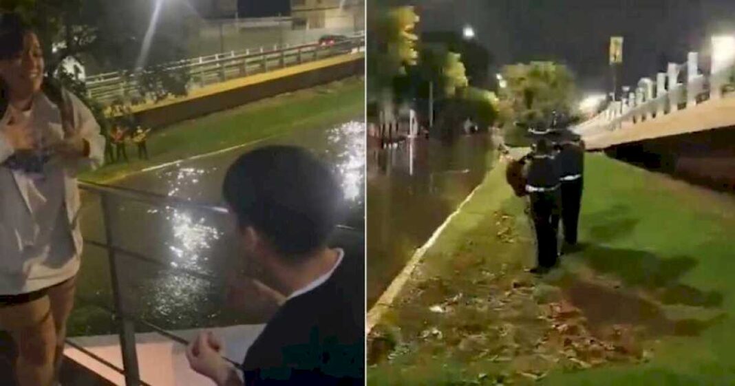 el-amor-le-gano-a-la-tormenta:-le-propuso-casamiento-a-su-novia-con-los-mariachis-tocando-en-la-calle-a-pesar-de-estar-todo-inundado