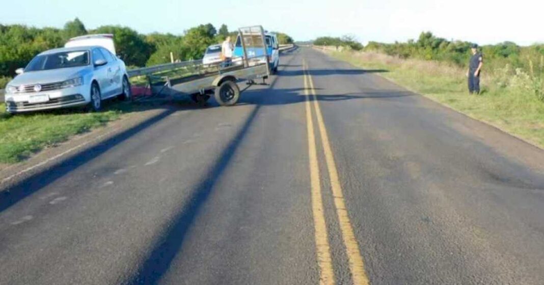 tragedia-en-la-ruta:-un-trailer-se-desprendio-de-una-camioneta-y-mato-a-una-mujer-que-pescaba-al-costado-de-la-banquina