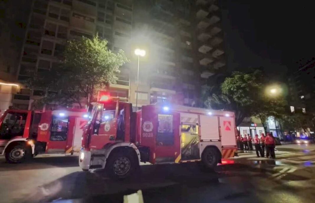 dos-estudiantes-intentaron-escapar-de-un-incendio-por-la-ventana-del-departamento-y-cayeron-al-vacio:-uno-murio-y-otro-esta-muy-grave