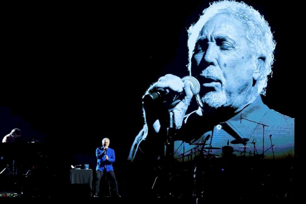 tom-jones,-a-los-83-anos-en-el-movistar-arena:-un-hombre-decidido-a-no-parar-nunca