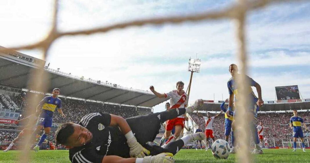 para-nosotros,-no-gol:-el-audio-del-var-con-la-charla-de-falcon-perez-y-balino-por-la-polemica-en-el-superclasico-entre-boca-y-river