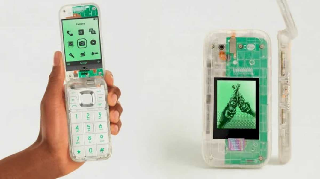 presentaron-el-smartphone-mas-aburrido-del-mundo:-es-transparente,-con-pantalla-monocromo-y-tiene-una-sola-app