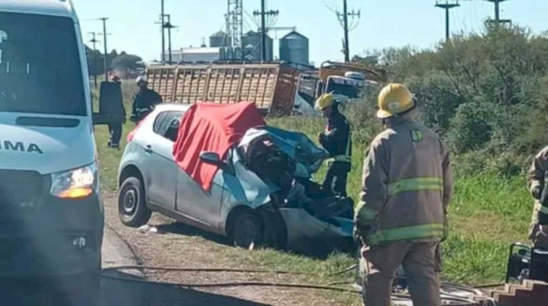 brutal-choque-entre-un-auto-y-un-camion-en-entre-rios:-murieron-un-nene-de-5-anos,-su-madre-y-su-abuela