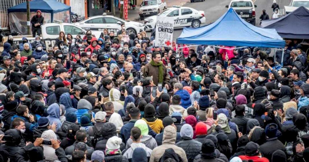 protesta-policial-en-misiones:-se-sumaron-agentes-y-los-docentes-llegaron-al-comando-radioelectrico