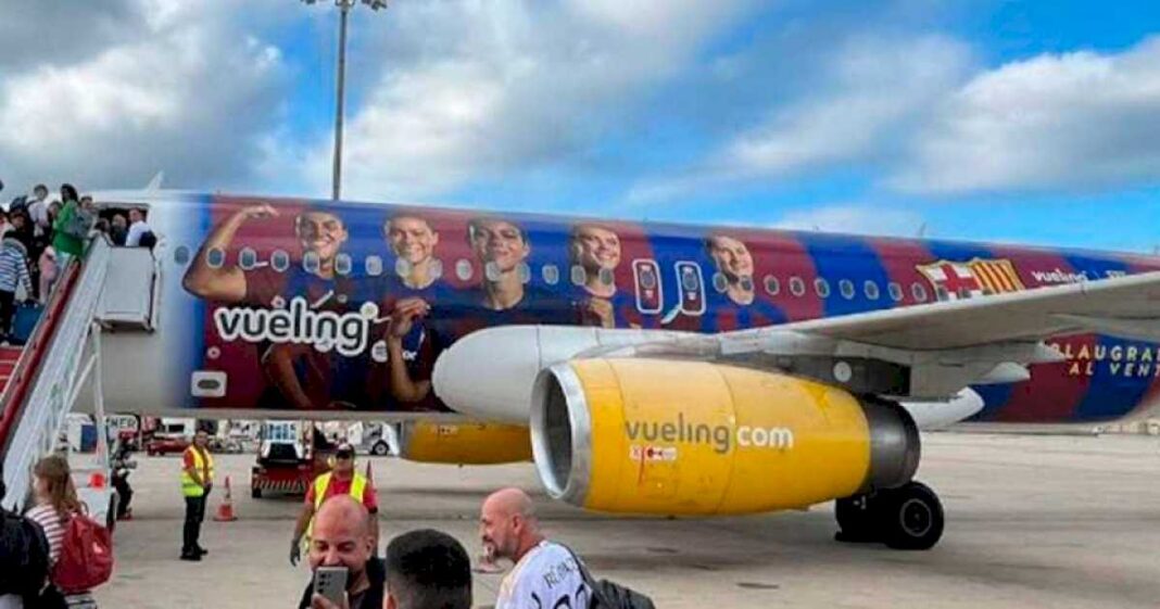 por-que-los-hinchas-del-real-madrid-viajaron-a-londres-en-un-avion-con-los-colores-del-barcelona