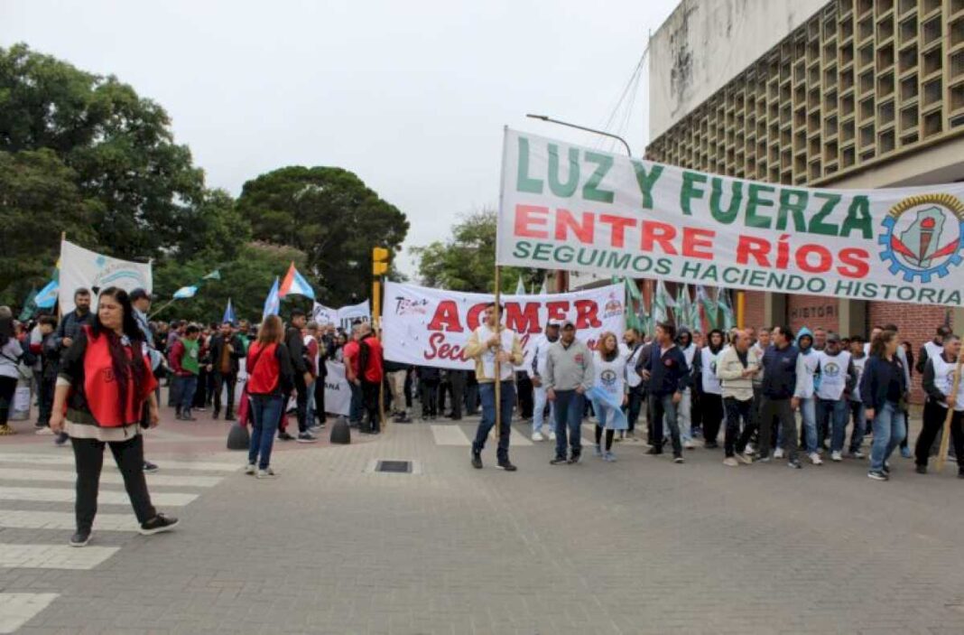 la-multisectorial-movilizo-en-parana-en-el-dia-del-trabajador