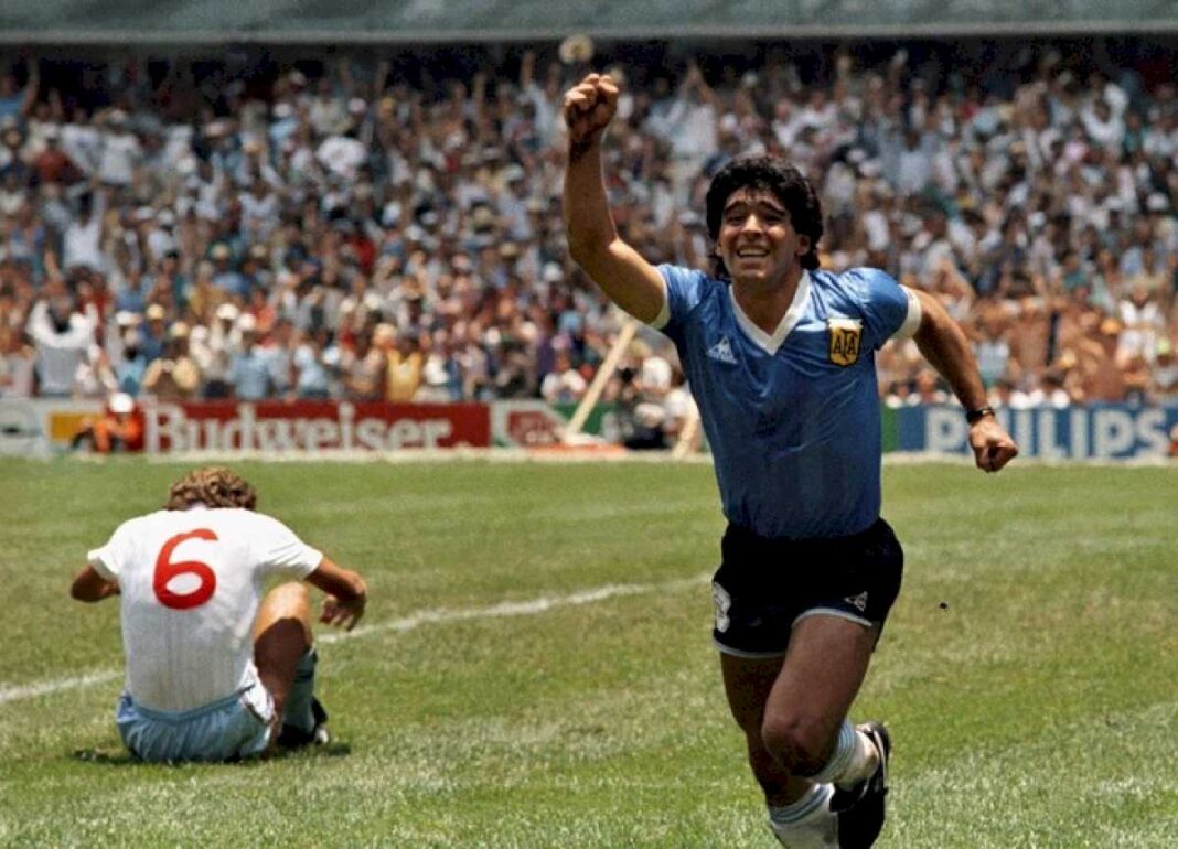 subasta-millonaria-del-balon-de-oro-que-diego-maradona-gano-en-mexico-86