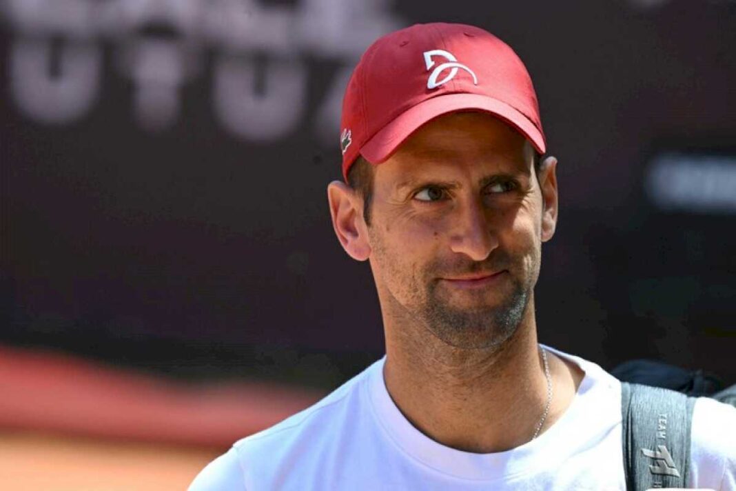 novak-djokovic-aporto-su-cuota-de-humor-en-roma-y-salio-a-firmar-autografos-con-un-casco-despues-del-botellazo-recibio