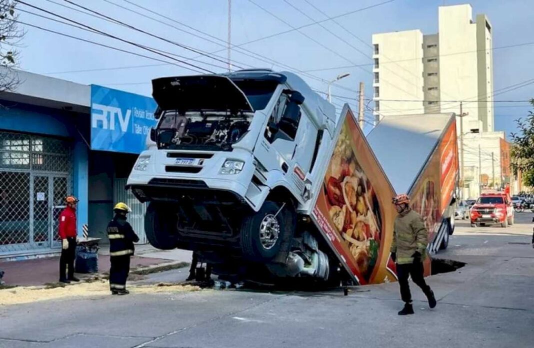 un-crater-se-devoro-a-un-camion-que-transportaba-26-mil-kilos-de-pollo-frente-al-taller-donde-hacen-la-revision-tecnica-vehicular