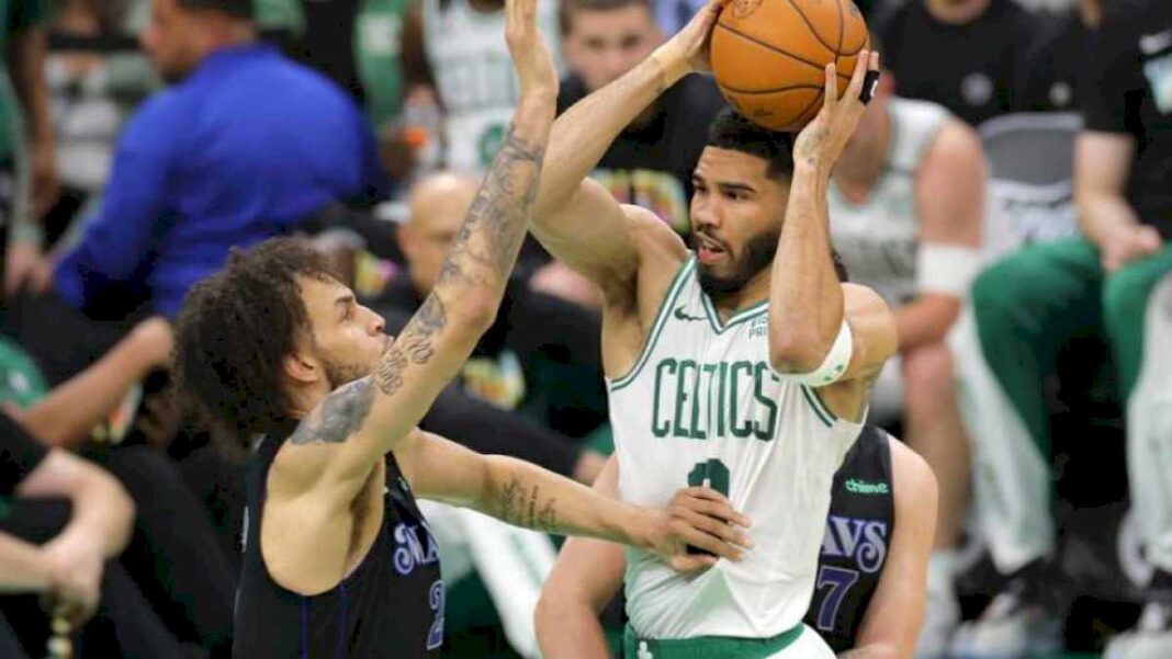 boston-arrasa-a-dallas-con-un-porzingis-estelar