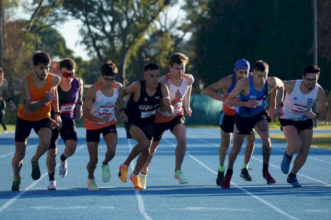 parque-sarmiento,-relevos-con-running-teams-y-carreras-de-la-milla