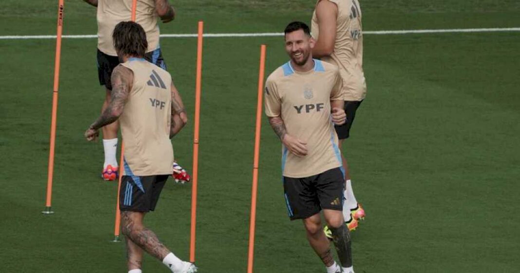 clarin-en-el-entrenamiento-de-la-seleccion,-a-tres-dias-del-debut:-problemas-de-logistica,-una-visita-especial-y-messi-a-pura-sonrisa