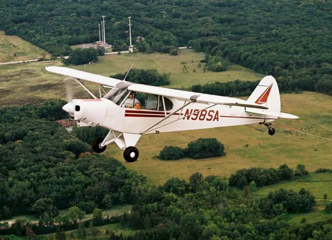 dramatico-operativo-en-chubut:-un-piloto-aterrizo-su-avioneta-de-emergencia-en-un-lago-congelado-y-un-temporal-impide-que-lo-rescaten