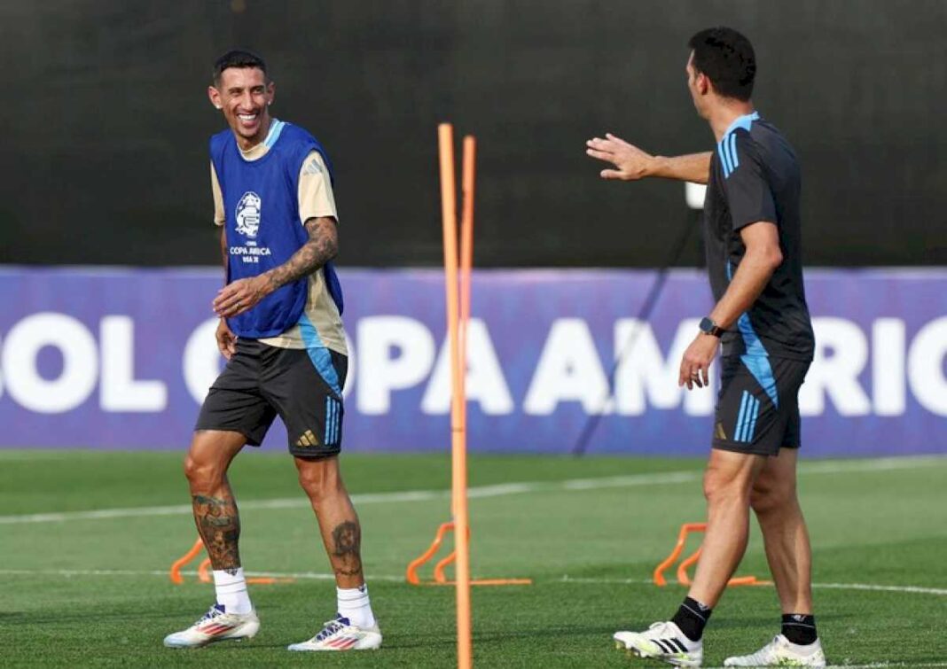 el-ultimo-entrenamiento-de-la-seleccion-argentina-antes-de-la-semifinal:-charla-de-scaloni-con-messi,-di-maria-y-nico-gonzalez