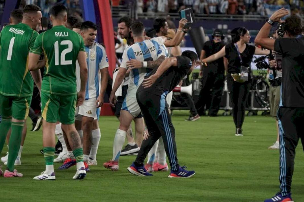 la-intimidad-del-festejo-de-la-seleccion-argentina-por-el-bicampeonato-en-la-copa-america:-200-milanesas,-el-calambre-de-scaloni-y-el-baile-de-garnacho