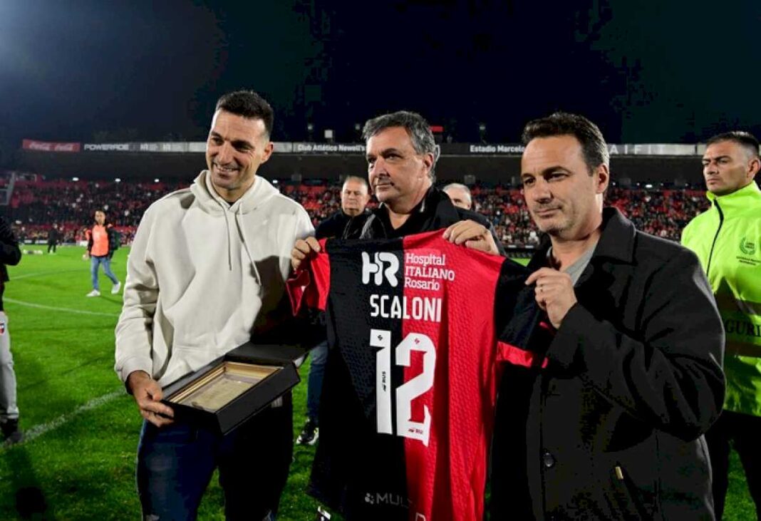 la-emotiva-ovacion-que-recibio-lionel-scaloni-en-el-entretiempo-del-partido-entre-newells-e-independiente-rivadavia-en-rosario