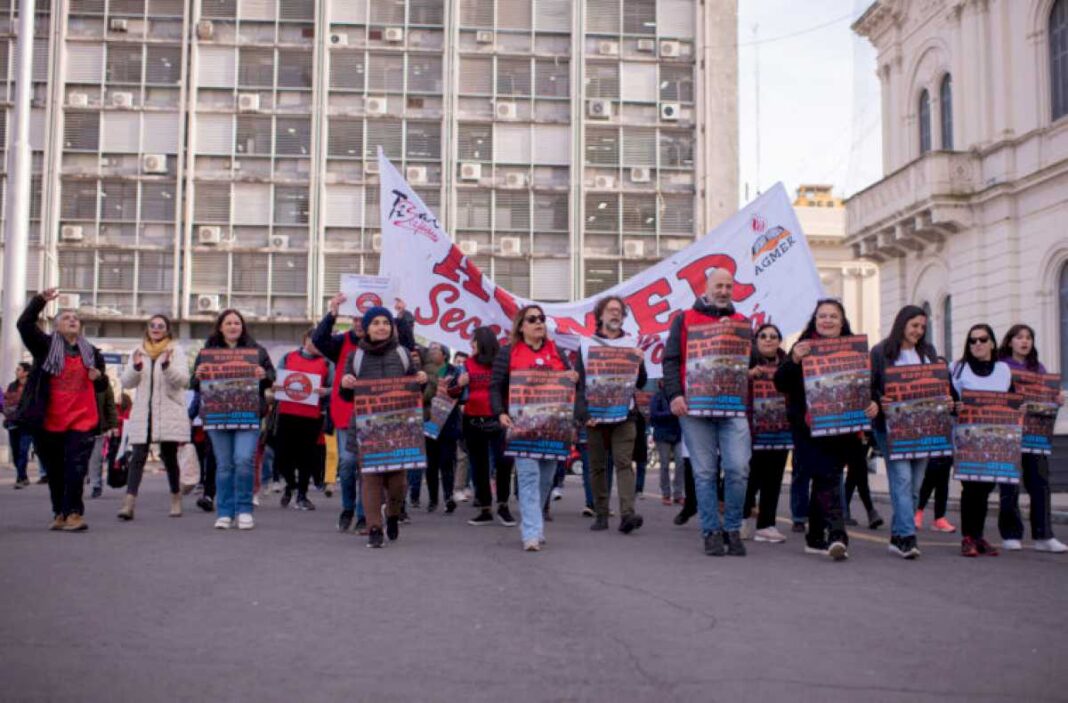 los-docentes-inician-un-paro-de-48-horas-con-movilizacion-provincial-a-casa-de-gobierno