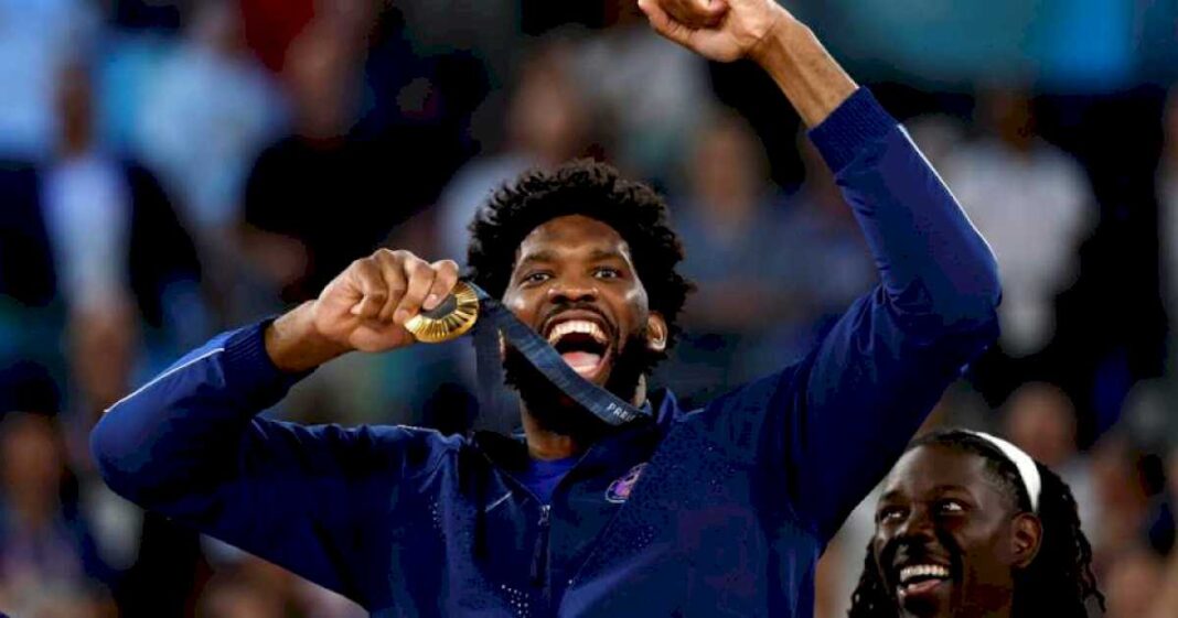 joel-embiid-se-vengo-de-los-abucheos-de-francia-al-recibir-su-medalla-en-los-juegos-olimpicos,-con-todo-el-dream-team-como-complices