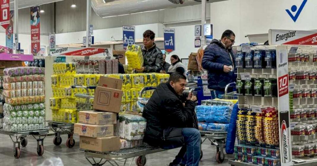 por-tercer-mes-consecutivo,-los-salarios-volvieron-a-ganarle-a-la-inflacion-y-estan-11%-abajo-del-nivel-predevaluacion