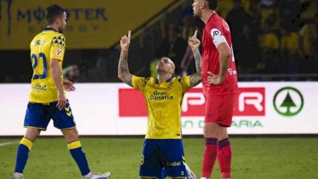 resumen,-goles-y-highlights-del-ud-las-palmas-2-2-sevilla-de-la-jornada-1-de-laliga-ea-sports