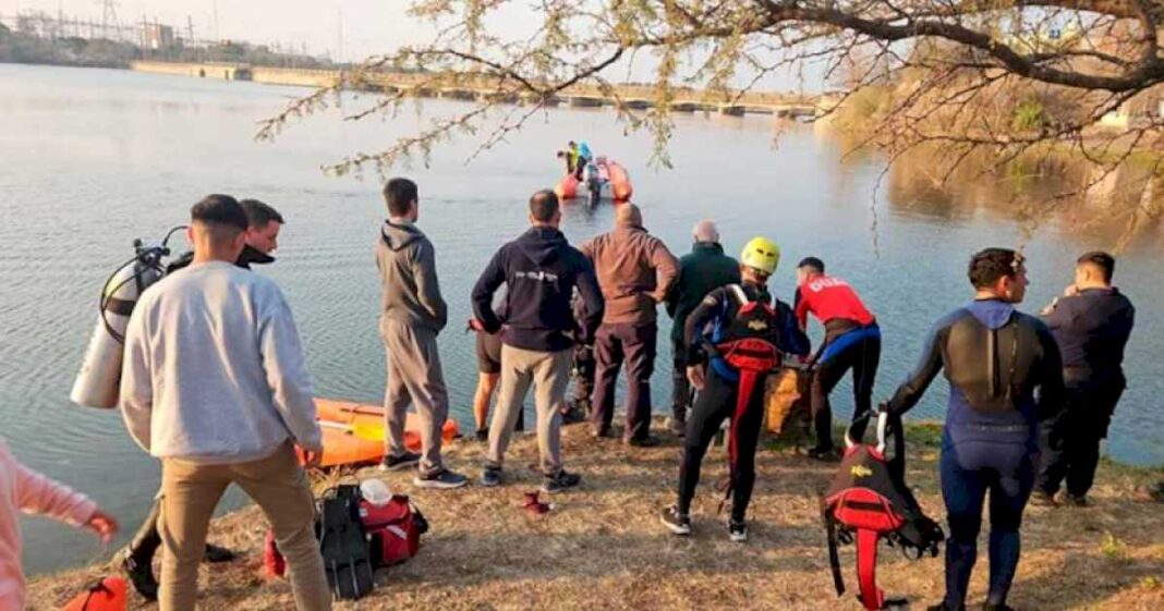 tragedia-en-cordoba:-navegaba-con-su-hija-de-9-anos,-cayo-del-bote-y-murio