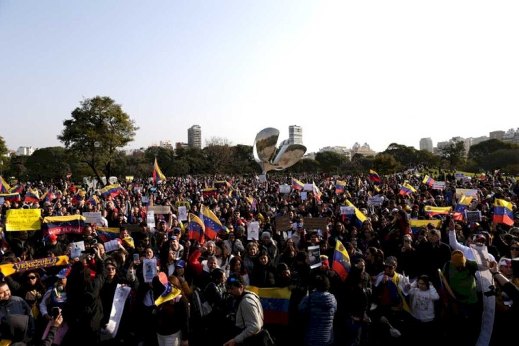 multitudinaria-marcha-en-recoleta-contra-el-fraude-de-nicolas-maduro-en-venezuela