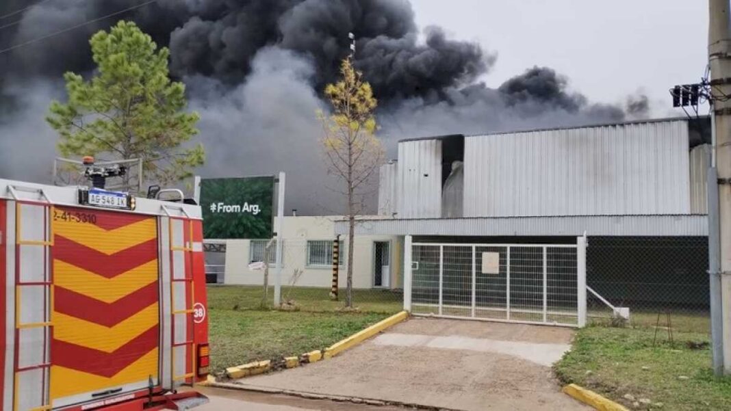 impactante-incendio-de-una-fabrica-de-resinas-en-el-parque-industrial-de-gualeguaychu