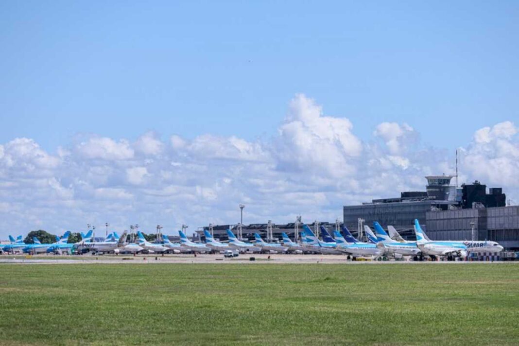 aerolineas-argentinas-denuncio-a-los-gremios-por-un-paro-encubierto-y-confirmo-que-aplicara-descuentos-a-pilotos-y-tripulantes