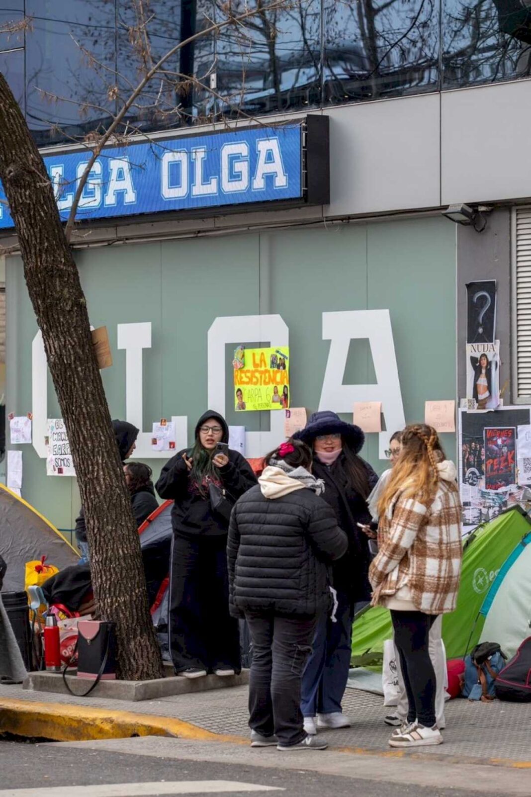 los-fans-de-cris-morena-acampan-en-la-puerta-de-olga-para-conseguir-una-entrada-para-el-homenaje-que-el-canal-de-streaming-le-hara-en-el-gran-rex