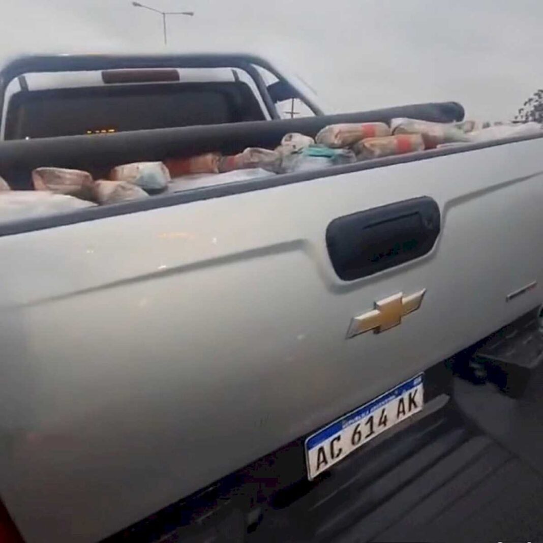 chocaron-con-la-camioneta-y-la-abandonaron-en-plena-panamericana:-llevaban-una-tonelada-de-hojas-de-coca