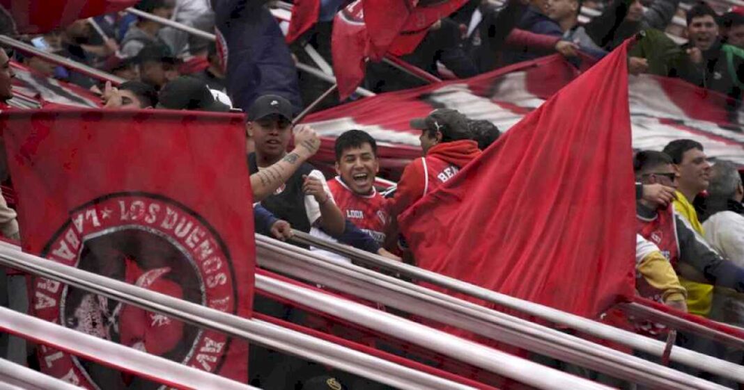 salvaje-agresion-en-cancha-de-independiente:-diez-personas-con-camperas-de-la-barra-atacaron-a-un-hincha