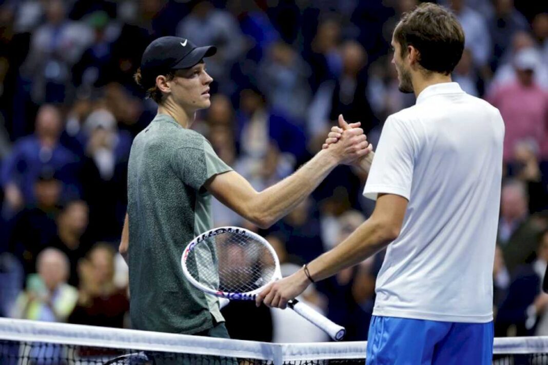 us-open:-jannik-sinner-gano-el-duelo-de-candidatos-ante-daniil-medvedev-y-se-metio-en-semifinales