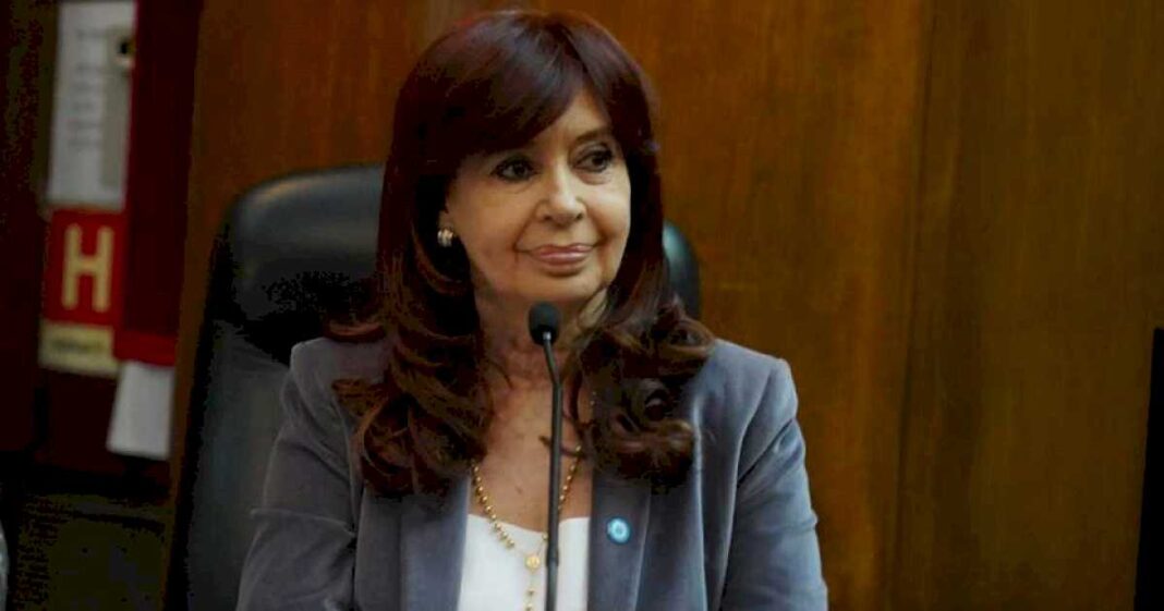 es-la-economia-bimonetaria,-estupido:-reaparecio-cristina-kirchner-con-duras-criticas-a-los-primeros-9-meses-de-gestion-de-milei