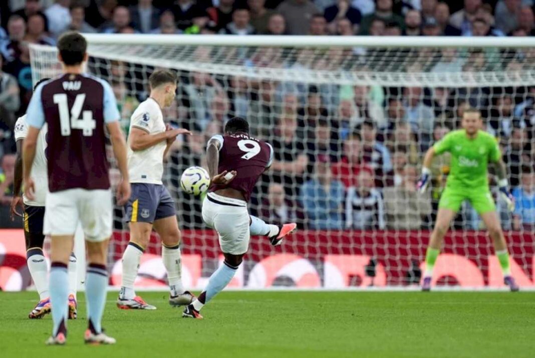 la-reaccion-de-dibu-martinez-tras-el-espectacular-golazo-del-colombiano-jhon-duran-en-la-remontada-del-aston-villa-sobre-everton