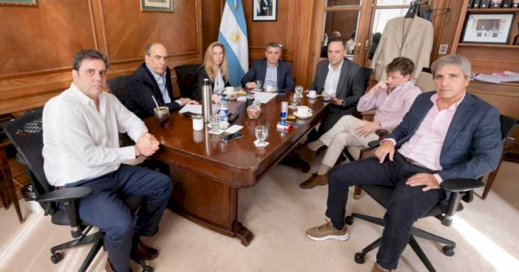 el-gobierno-anuncio-que-ya-inicio-conversaciones-con-empresas-privadas-latinoamericanas-para-que-se-hagan-cargo-de-aerolineas-argentinas